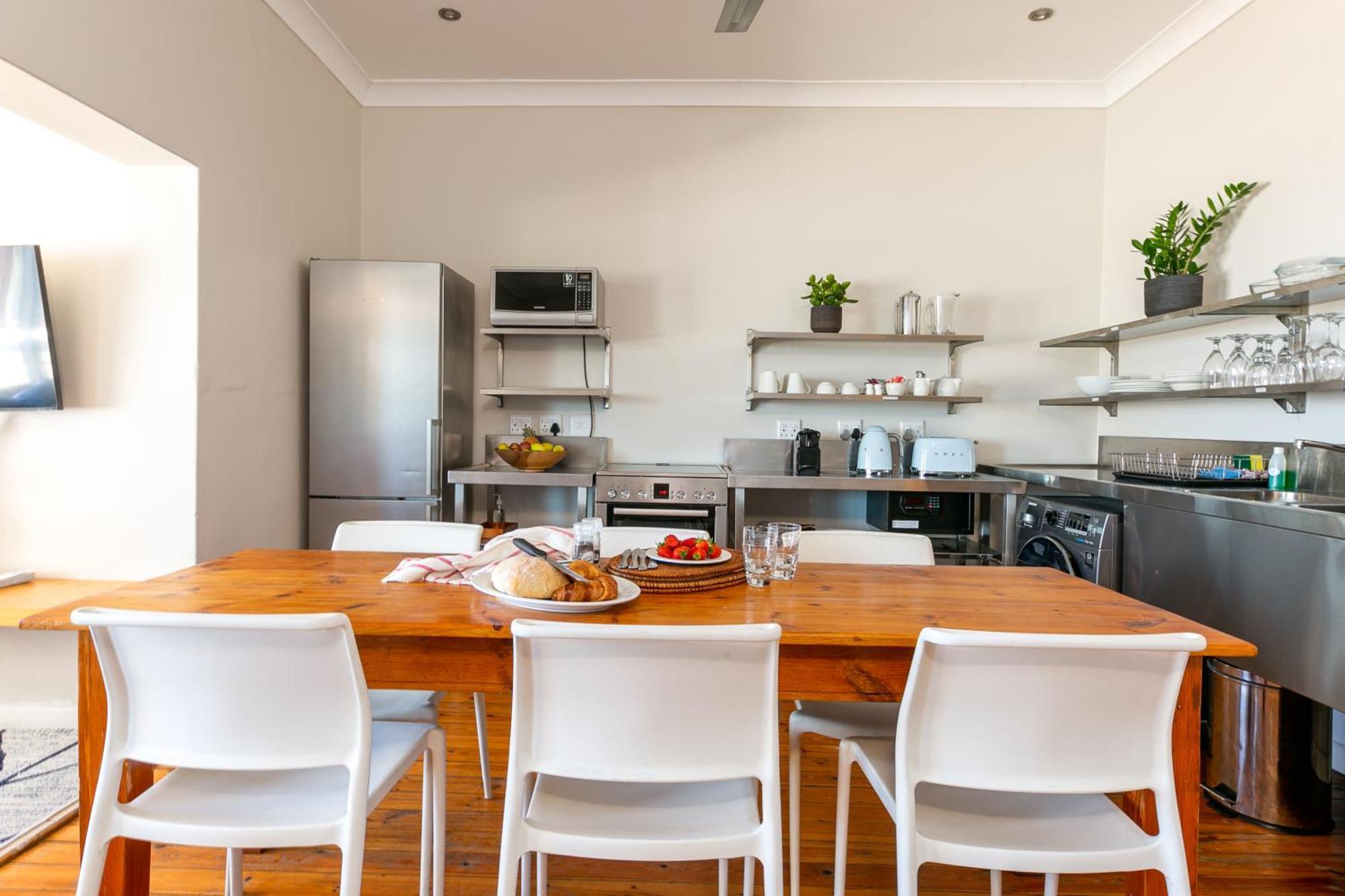 Camps Bay Village - Studios And Apartments Cape Town Room photo