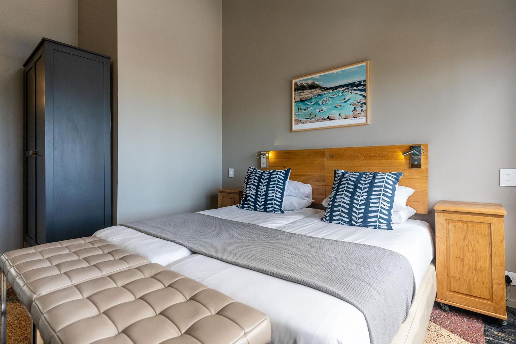 Camps Bay Village - Studios And Apartments Cape Town Room photo