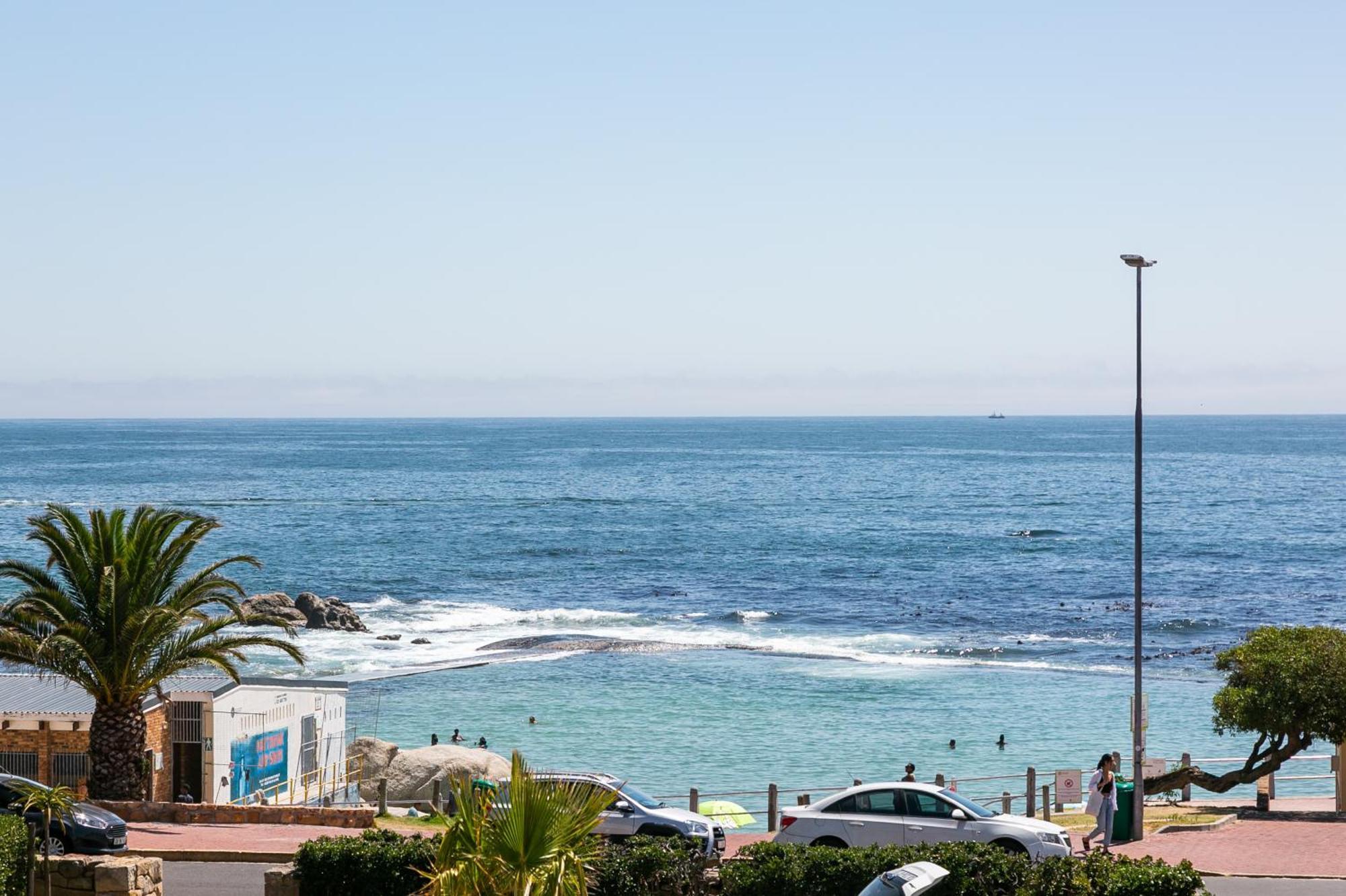Camps Bay Village - Studios And Apartments Cape Town Room photo