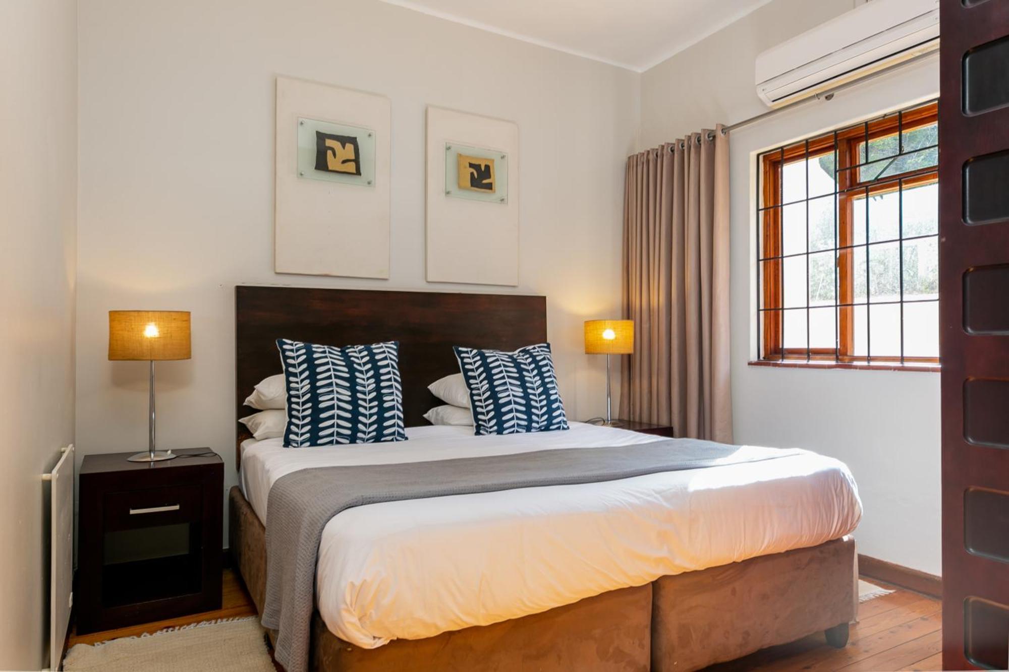 Camps Bay Village - Studios And Apartments Cape Town Room photo