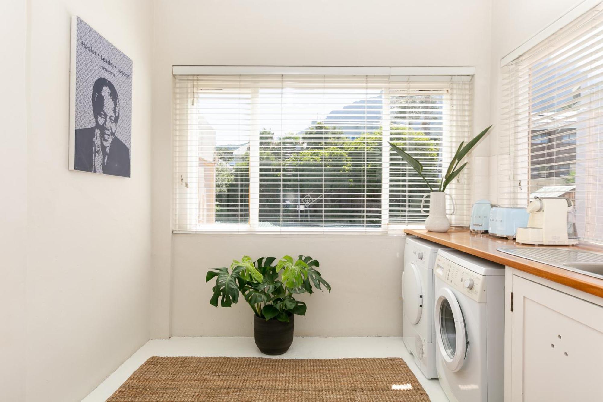 Camps Bay Village - Studios And Apartments Cape Town Room photo