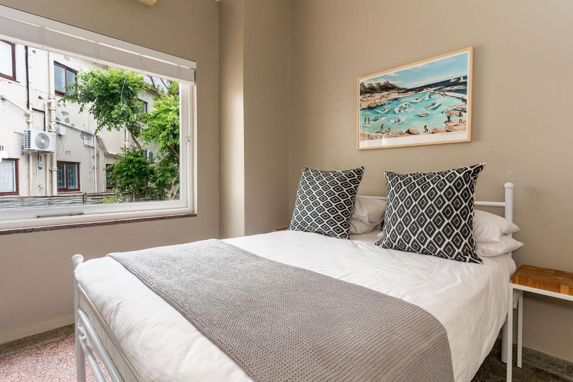 Camps Bay Village - Studios And Apartments Cape Town Room photo