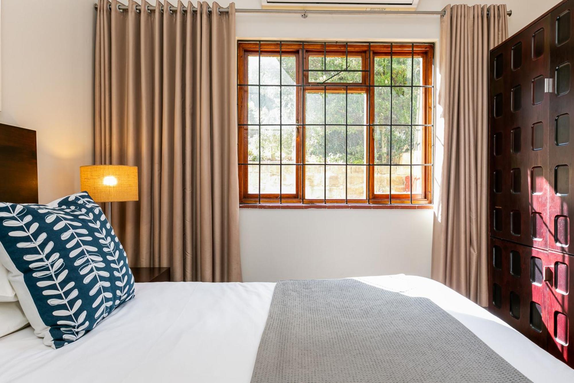 Camps Bay Village - Studios And Apartments Cape Town Room photo