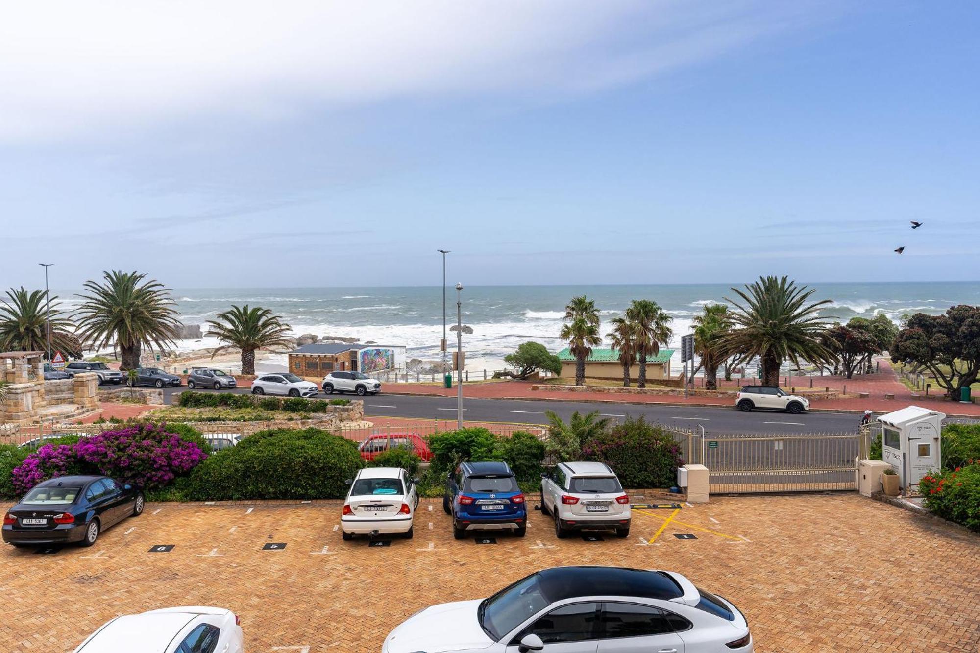 Camps Bay Village - Studios And Apartments Cape Town Room photo