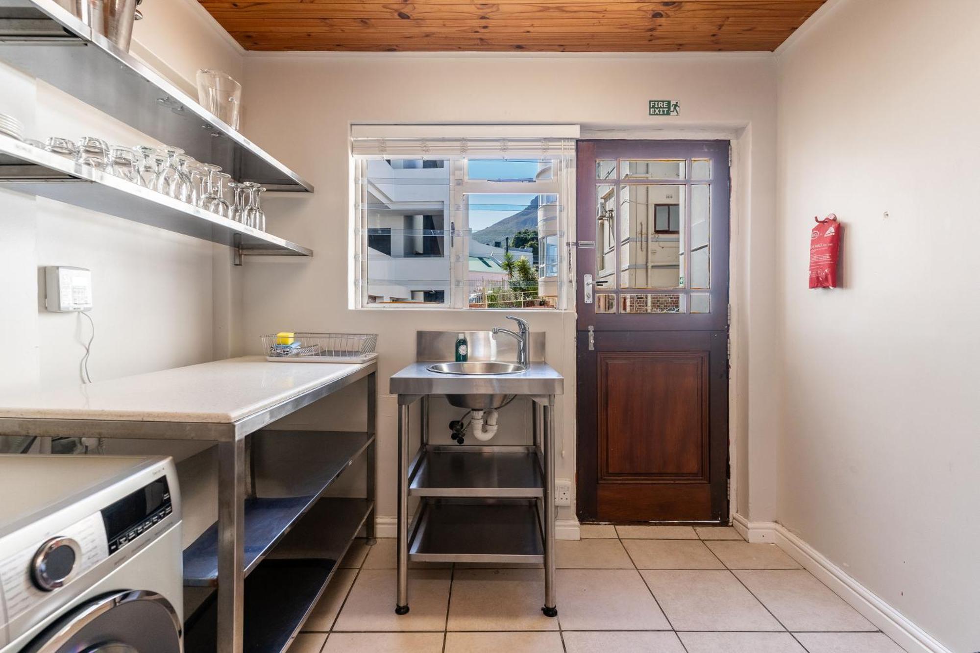 Camps Bay Village - Studios And Apartments Cape Town Room photo