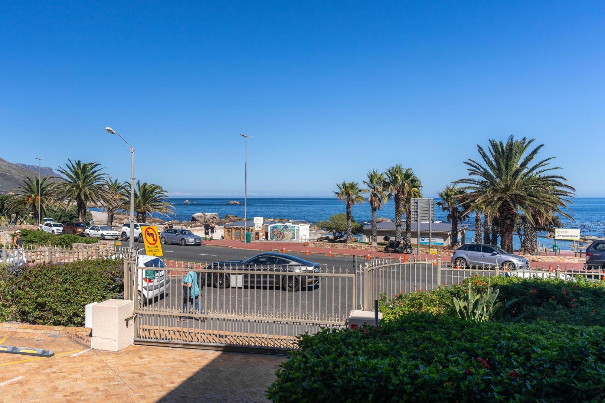 Camps Bay Village - Studios And Apartments Cape Town Room photo